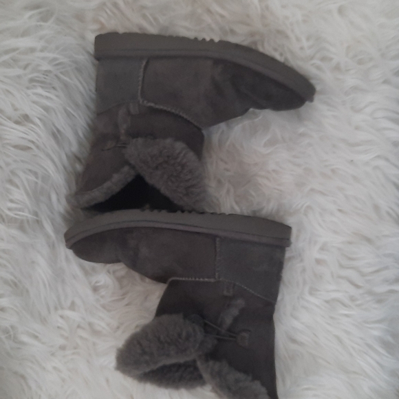 UGG size 4 boots - Picture 5 of 5